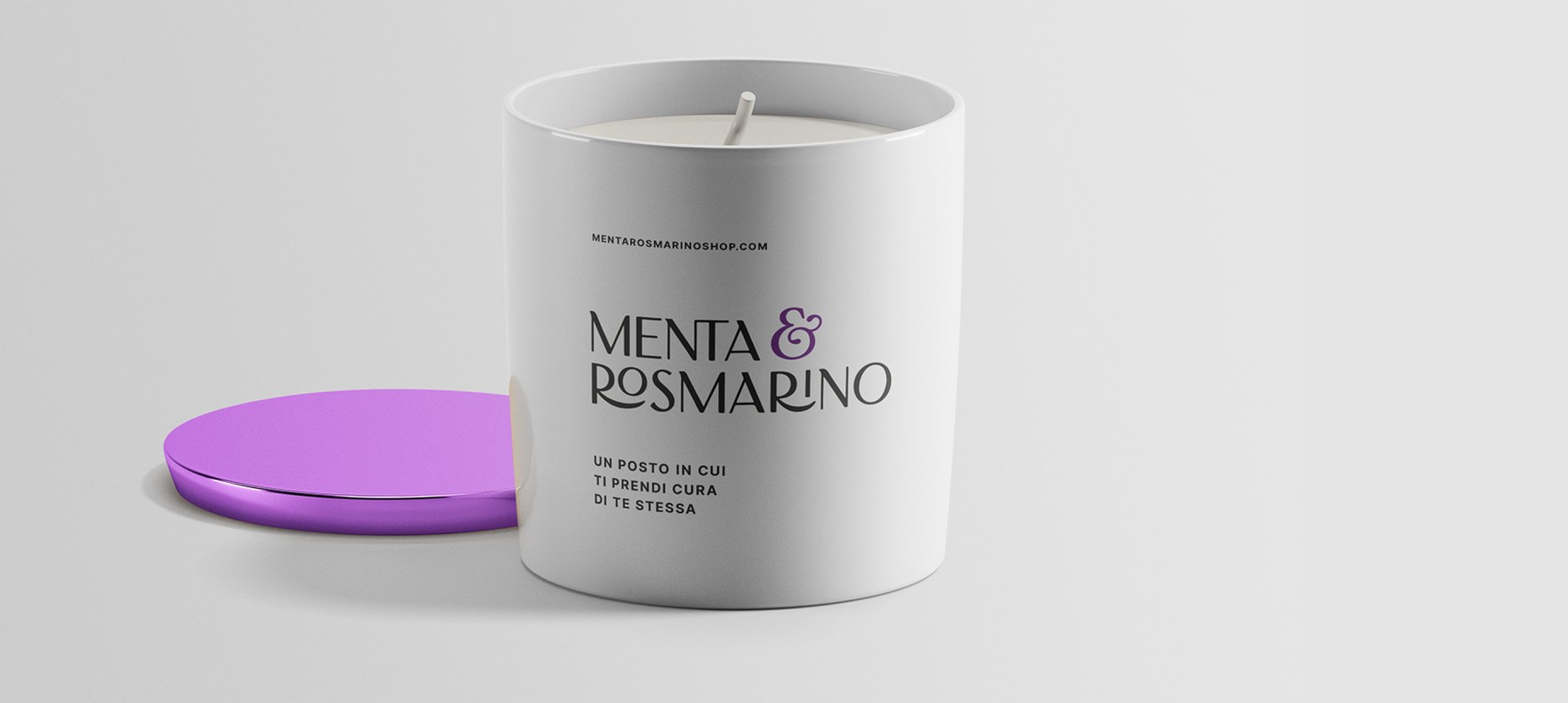 Una candela di Menta & Rosmarino con il logo nero sul vaso bianco e il coperchio viola